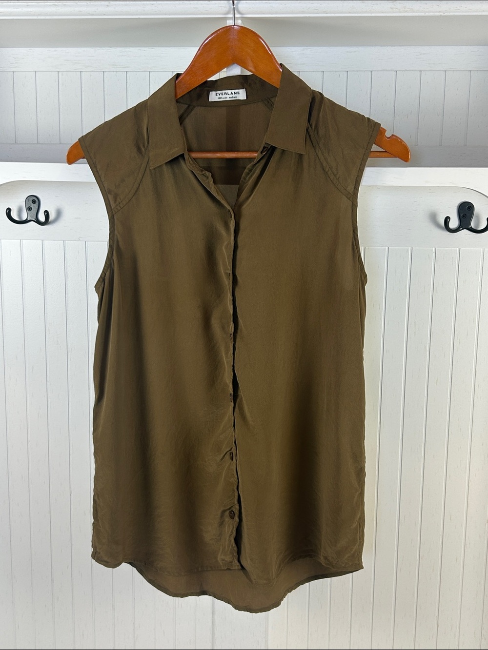 Everlane 100% Silk Olive Green Sleeveless Button Up Blouse Medium